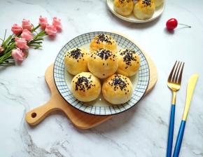 最后几分钟注意蛋黄酥的颜色，如果颜色已经上好烤箱的时间还没有到，就在上面盖张锡纸，避免表皮上色太深。