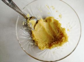 把红薯去皮切薄块，隔水蒸几分钟蒸熟，切得薄一点，蒸的时间就短一些。把蒸熟后的红薯，用汤匙压成红薯泥