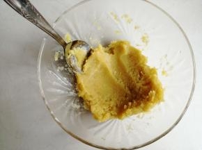 把红薯去皮切薄块，隔水蒸几分钟蒸熟，切得薄一点，蒸的时间就短一些。把蒸熟后的红薯，用汤匙压成红薯泥