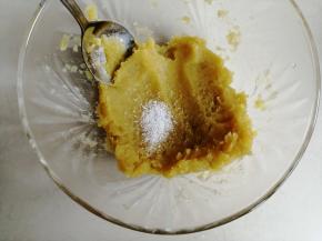 加入细砂糖拌匀，糖的分量要根据红薯的甜度，以及个人喜欢的甜度增减