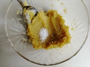 加入细砂糖拌匀，糖的分量要根据红薯的甜度，以及个人喜欢的甜度增减