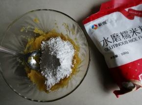 倒入糯米粉，拌一下