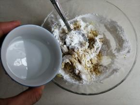 根据吸水量，逐少量添加水