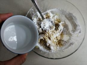 根据吸水量，逐少量添加水