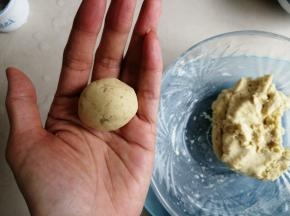 把糯米团分成20克左右一个，搓圆