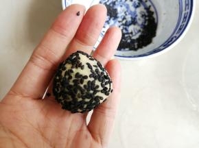 粘上一些炒熟黑芝麻，白芝麻也可以，但一定要用炒熟的，这样吃起来才香口