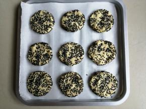 放在烤盘上，一个个压扁