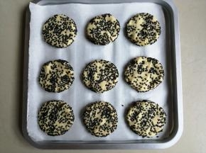 放在烤盘上，一个个压扁