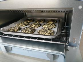 放入已经预热好160度的烤箱，烘烤15分钟左右，实际烘烤温度要根据自家烤箱脾气而定。没有烤箱的，可以用不粘平底锅去煎，锅里抹点油再用小火煎