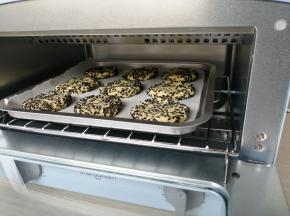 放入已经预热好160度的烤箱，烘烤15分钟左右，实际烘烤温度要根据自家烤箱脾气而定。没有烤箱的，可以用不粘平底锅去煎，锅里抹点油再用小火煎