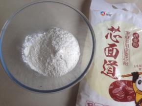 细砂糖和酵母倒入温水中，搅拌溶解，面粉和奶粉倒入和面盆中