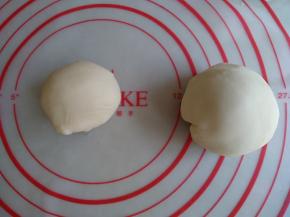 用手揉成光滑的面团，大概揉几分钟时间，然后将面团分出105克白色面团做香蕉果肉