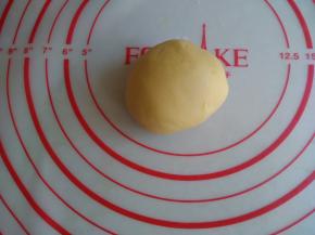 揉成黄色的面团，多揉揉就可以将南瓜粉揉进去了，实在难揉的话，可以将手弄湿再揉