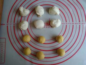 将白色和黄色面团都分成6份