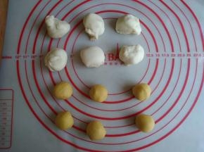 将白色和黄色面团都分成6份