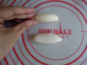 白色面团搓长一些，两头搓尖