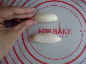 白色面团搓长一些，两头搓尖