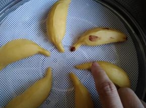 用食指沾上可可液，抹在香蕉皮上