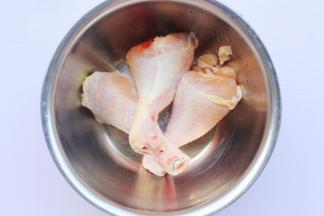 大鸡腿解冻清洗干净。