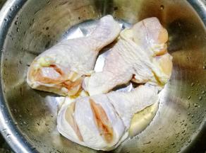 表面划几刀，方便入味。