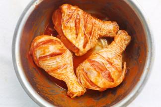 加入奥尔良调料，加少许水，充分拌匀，放冰箱腌制一晚，中途拿出来拌一下。