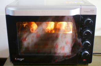 腌制一夜后，鸡腿装入烤盘，放入预热好的烤箱，烤箱中层220度上下火烤20分钟，翻面再烤10分钟出炉！