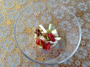 葱姜蒜干辣椒八角放入碗中