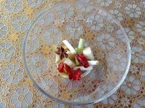 葱姜蒜干辣椒八角放入碗中