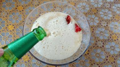 再倒入一瓶啤酒搅拌均匀