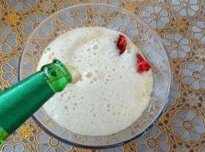 再倒入一瓶啤酒搅拌均匀