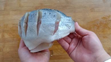 鲈鱼去掉内脏洗净后两面划刀