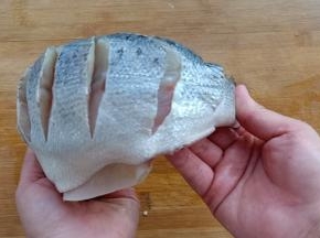 鲈鱼去掉内脏洗净后两面划刀
