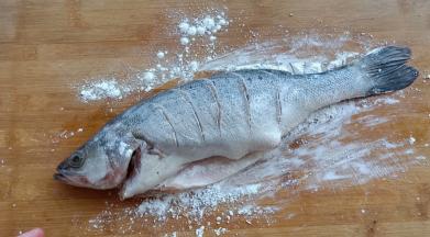 表面撒一层淀粉（这样煎鱼的时候不会破皮）