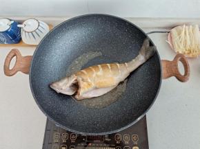 起锅热油，小火将鱼煎至两面金黄（新思特的这个炒锅特别棒，不沾效果特别好，够大，目测两条鱼一起煎也能放得下）