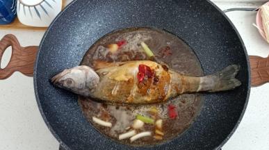 倒入调好的酱汁