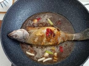 倒入调好的酱汁
