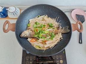 撒上金针菇，青红辣椒，胡萝卜或者是自己喜欢吃的配菜