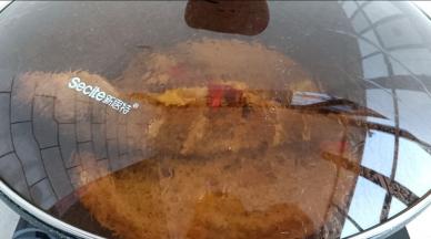 盖上锅盖，小火慢炖15分钟