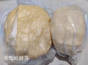 油酥的材料用刮刀按压拌匀，用手抓匀成团即可。油皮和油酥分别用保鲜袋装好，隔日做的就放入冰箱冷藏一夜，当日做的就静置1 个小时左右。冷藏的面团取出后需要回温再做。