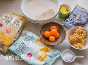 准备要用到的材料，猪油是自己买肥膘熬的，咸蛋黄是冷冻的，需要提前化冻，并用玉米油浸泡一夜。