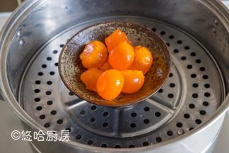 咸蛋黄放入蒸锅中蒸熟，开锅后蒸10分钟左右即可。