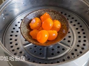 咸蛋黄放入蒸锅中蒸熟，开锅后蒸10分钟左右即可。