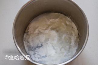 面团静置的时候，来处理麻薯。冰皮月饼预拌粉中冲入刚烧开的沸水，边冲边搅拌。预拌粉是熟粉，开水一冲即可。