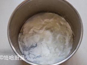 面团静置的时候，来处理麻薯。冰皮月饼预拌粉中冲入刚烧开的沸水，边冲边搅拌。预拌粉是熟粉，开水一冲即可。