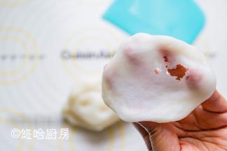 待麻薯放至手温时，将面团揉光滑，揉匀的麻薯能拉出薄膜，用保鲜膜包好待用。