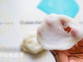 待麻薯放至手温时，将面团揉光滑，揉匀的麻薯能拉出薄膜，用保鲜膜包好待用。