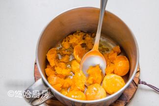 蒸熟的咸蛋黄趁热用勺子压碎，热的蛋黄非常容易压碎。