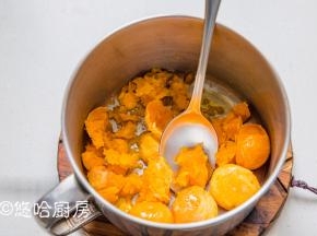 蒸熟的咸蛋黄趁热用勺子压碎，热的蛋黄非常容易压碎。