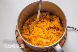 拌匀的蛋黄肉松馅，用手一捏就成团。若室温太高，可以放入冰箱冷藏一会。