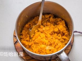 拌匀的蛋黄肉松馅，用手一捏就成团。若室温太高，可以放入冰箱冷藏一会。